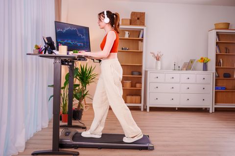 Deal News: Eine Frau läuft auf einem Laufband, das unter ihrem Schreibtisch steht