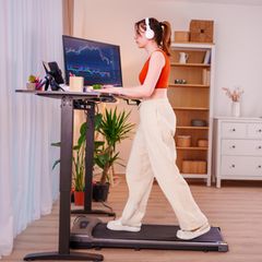 Deal News: Eine Frau läuft auf einem Laufband, das unter ihrem Schreibtisch steht