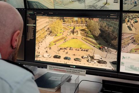 Künstliche Intelligenz: Beamter schaut auf Kameraaufzeichnungen