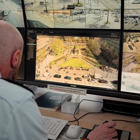 Künstliche Intelligenz: Beamter schaut auf Kameraaufzeichnungen