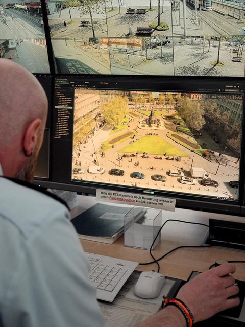 Künstliche Intelligenz: Beamter schaut auf Kameraaufzeichnungen