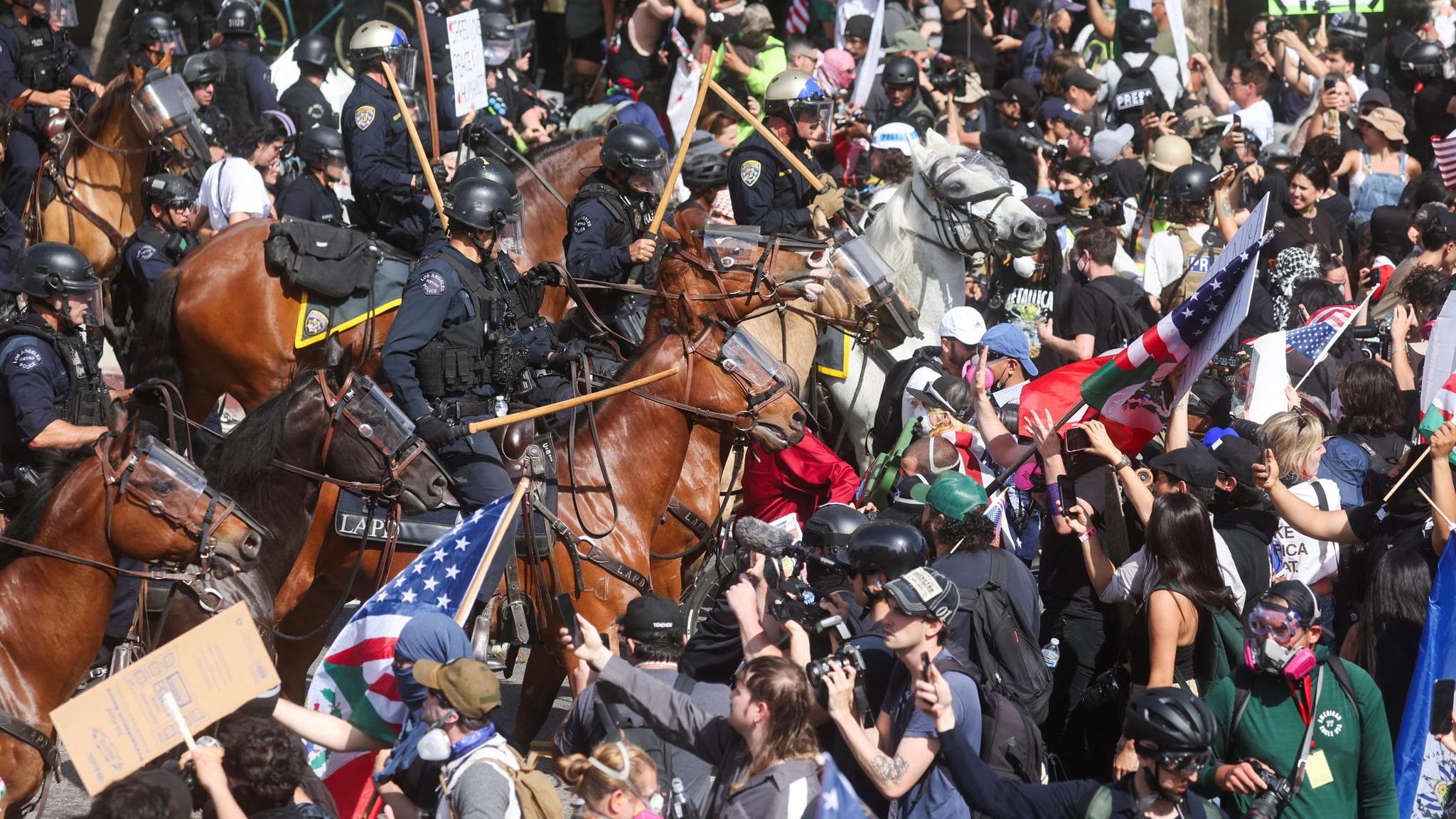 Ein Werk Donald Trumps: Berittene Polizei und Demonstranten