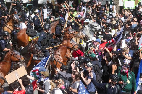 Ein Werk Donald Trumps: Berittene Polizei und Demonstranten