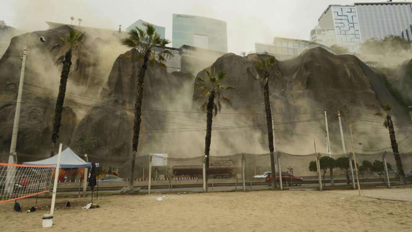 Staub nach einem Erdrutsch in Lima