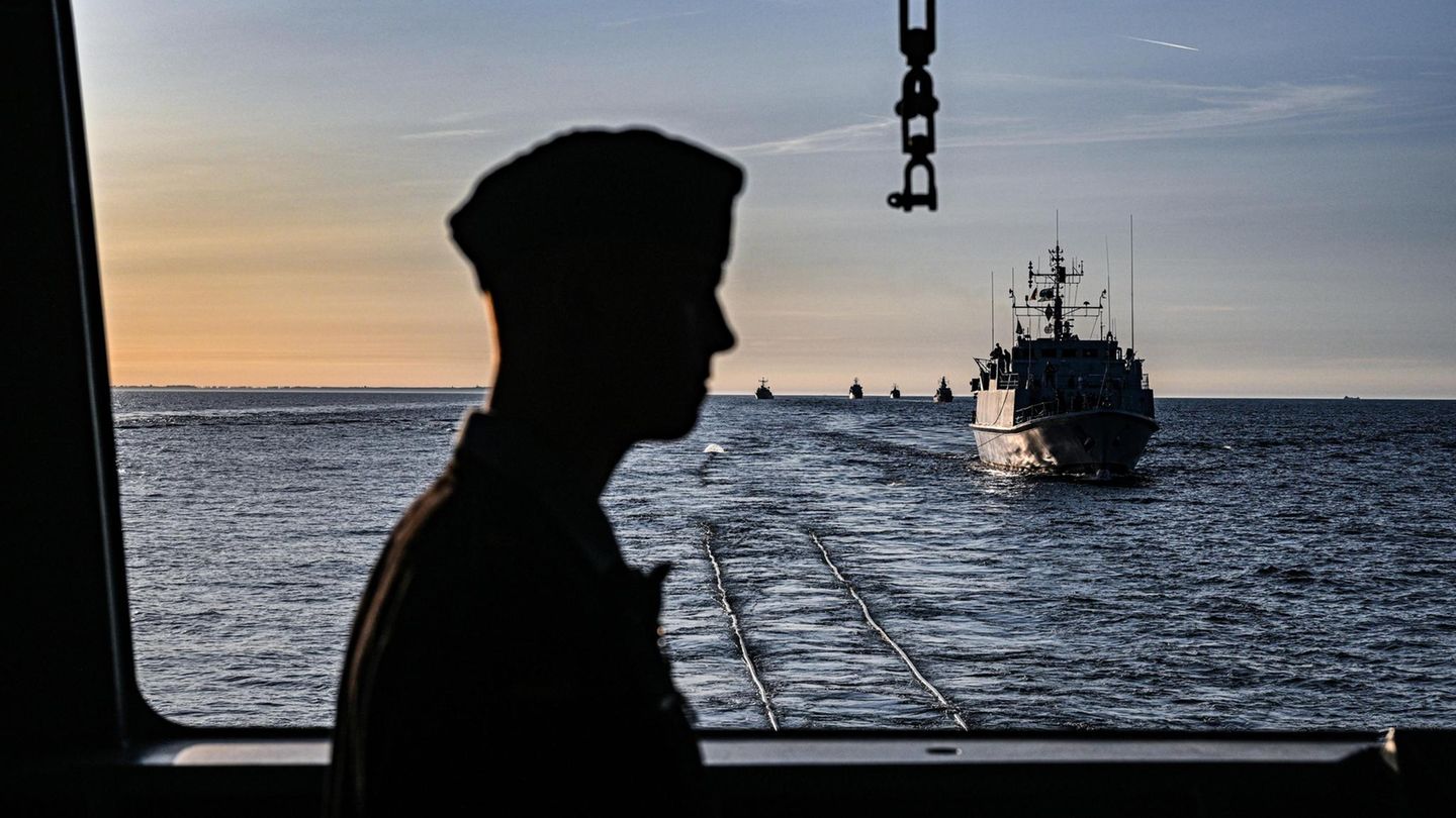 Nato in Aktion: Marinemann im Sonnenuntergang auf hoher See