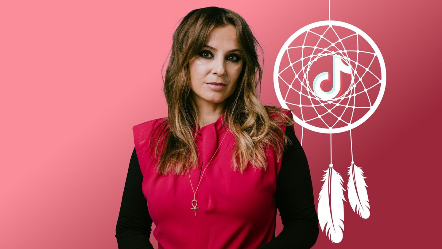 Jagoda Marinic vor einem Traumfänger mit dem TikTok-Logo darin