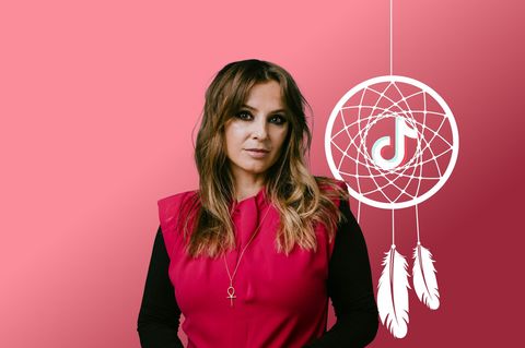 Jagoda Marinic vor einem Traumfänger mit dem TikTok-Logo darin