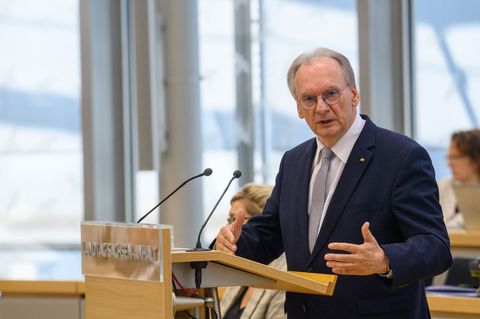 Sachsen-Anhalts Ministerpräsident Reiner Haseloff (CDU) würde nach eigenen Worten im Falle einer AfD-Regierung über einen Wegzug