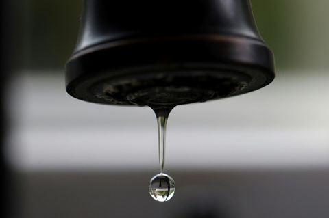 Wasser aus einem Duschkopf