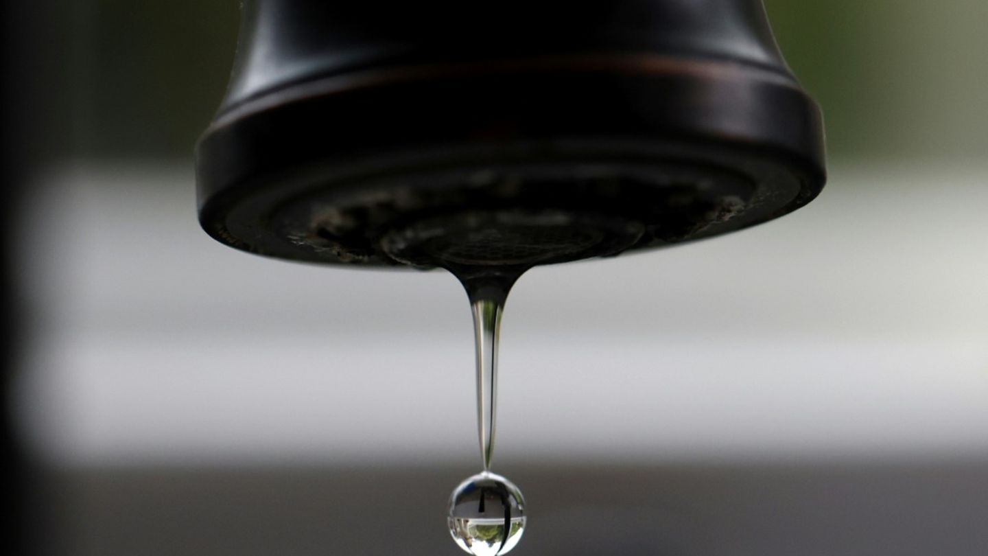 Wasser aus einem Duschkopf
