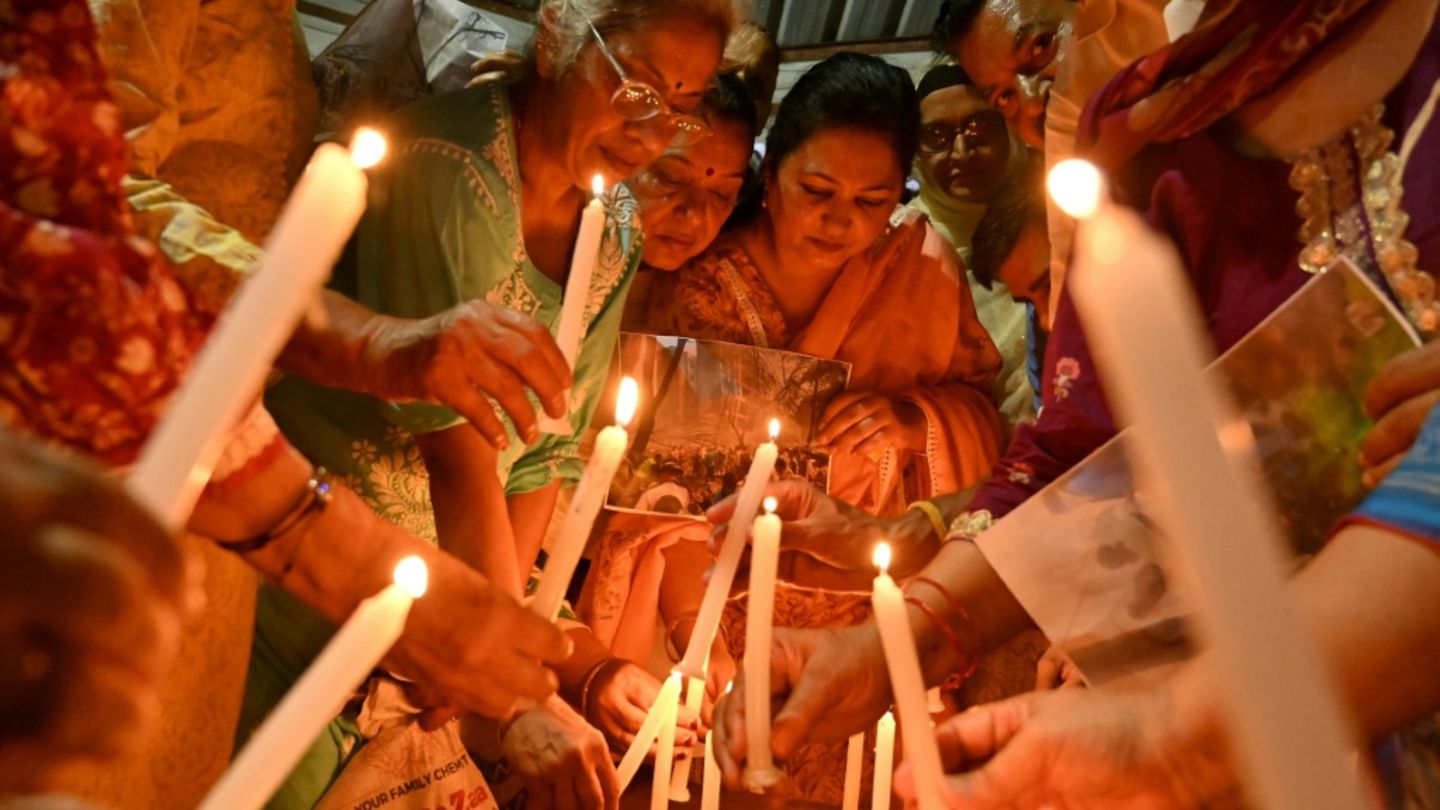 Trauer um Opfer von Flugzeugunglück in Indien