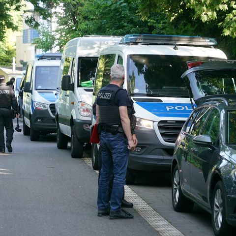 Reichsbürger-Razzia: Polizeiautos an einer Straße