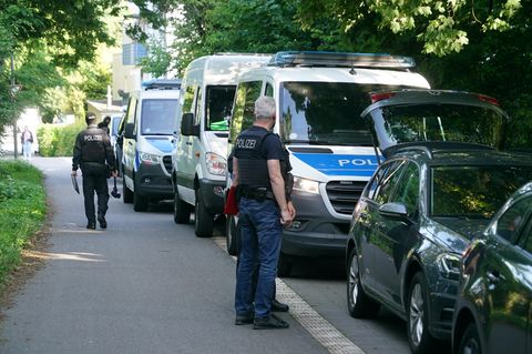 Reichsbürger-Razzia: Polizeiautos an einer Straße