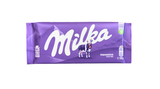 Die lila Alpenmilch-Tafel, wie man sie seit Jahren aus dem Regal kennt, hat nur noch 90 statt 100 Gramm. Hersteller Mondelez hat das optisch gut kaschiert, denn auf den ersten Blick fällt die Schrumpfung kaum auf. Da kurz zuvor auch noch der Preis im Laden von 1,49 Euro auf 1,89 gestiegen ist, schlägt die Shrinkflation gleich doppelt durch. Unterm Strich kostet die Milka-Schokolade pro Gramm fast 50 Prozent mehr als vorher.