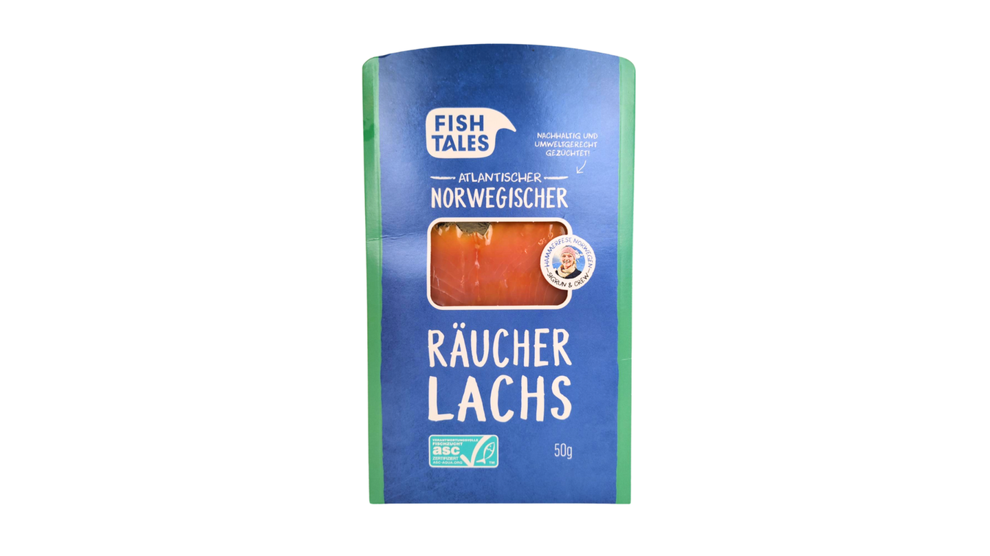 Kandidat 1: Fish Tales Der Räucherlachs von Fish Tales soll "nachhaltig und umweltgerecht gezüchtet" sein, weshalb er auch mehr kostet als andere Produkte. Foodwatch zweifelt das Versprechen an, weil Fish Tales trotz ASC-Siegel nicht die konkrete Zuchtfarm angibt, von der der Fisch kommt. Als Bezugsquelle für den deutschen Markt nennt das Unternehmen Grieg Seafood, einen der größten norwegischen Lachsproduzenten, dessen Zuchtmethoden Foodwatch aus Tierschutzsicht kritisch sieht.