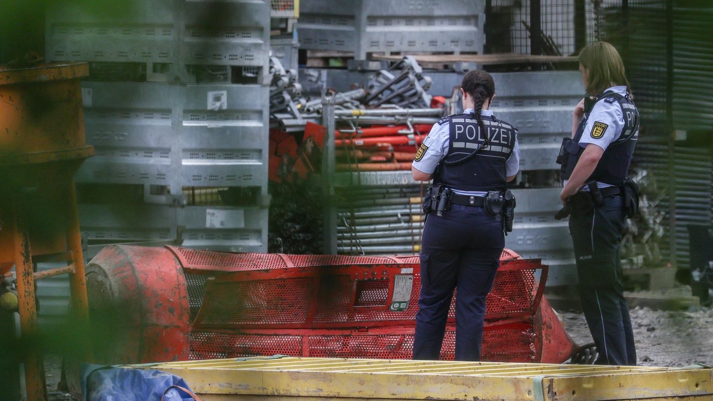 Zwei Polizistinnen stehen neben einer abgestürzten Kran-Gondel in Horb am Neckar (Baden-Württemberg)