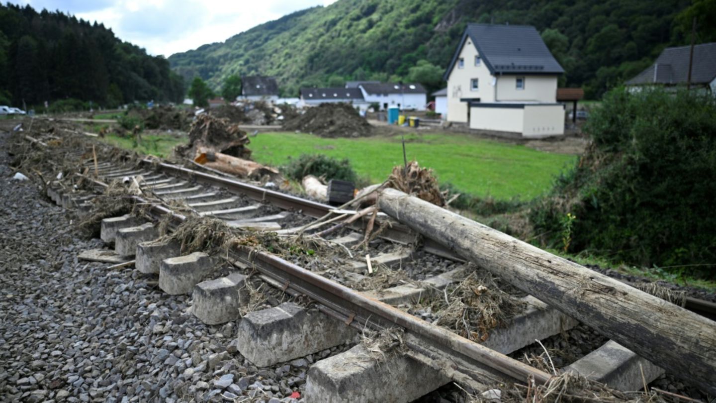 Zerstörte Gleise im Ahrtal