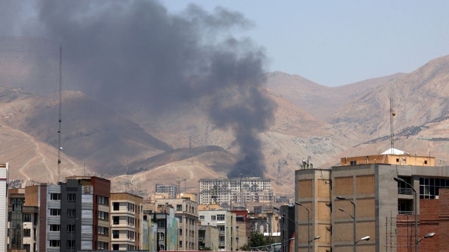 Rauch über eine Ölanlage im Iran