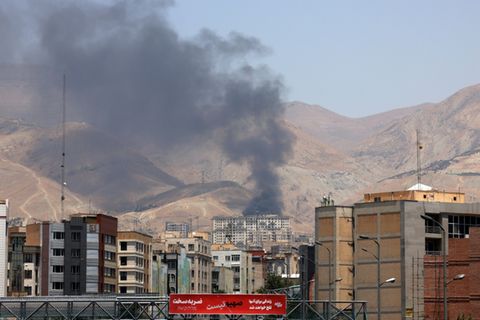 Rauch über eine Ölanlage im Iran