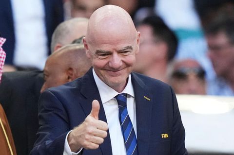 Daumen hoch: Fifa-Präsident Gianni Infantino zeigt sich dem Eröffnungsspiel der Klub-WM in Miami in bester Laune