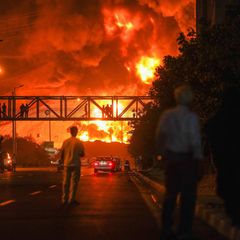 Flammen und Rauch nach Explosion in Teheran (Bild zum Krieg zwischen Iran und Israel)