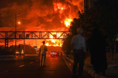 Flammen und Rauch nach Explosion in Teheran (Bild zum Krieg zwischen Iran und Israel)