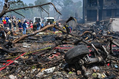 Flugzeugabsturz in Indien: Trümmerfeld am Absturzort