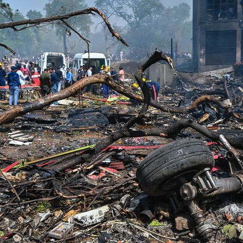 Flugzeugabsturz in Indien: Trümmerfeld am Absturzort