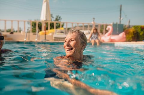 Rentnerin schwimmt – und freut sich auf die Rentenerhöhung