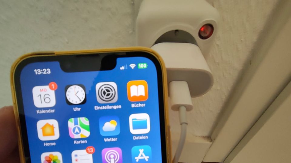 The battery Life Guard loads a smartphone