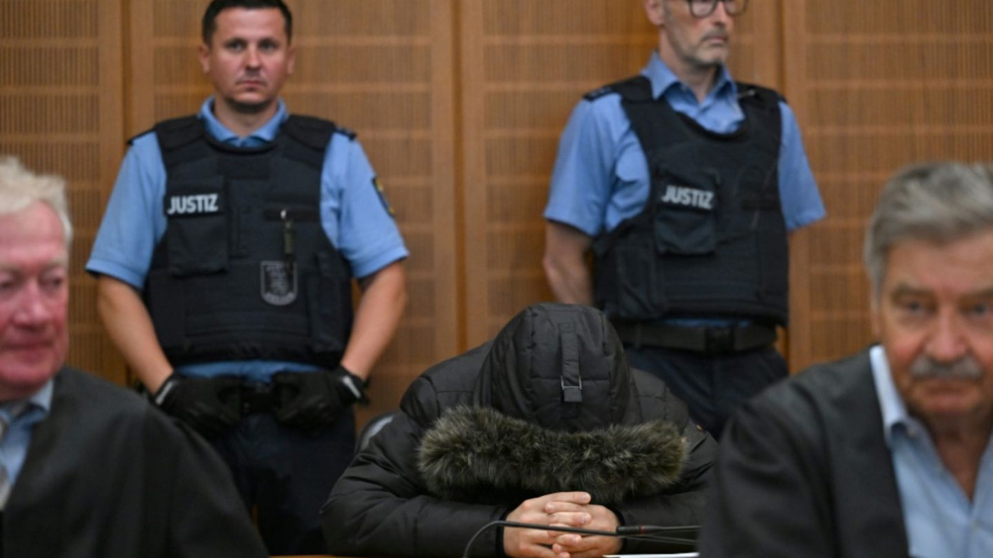 Angeklagter Alaa M. hinter seinen Verteidigern