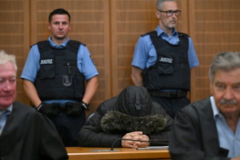 Angeklagter Alaa M. hinter seinen Verteidigern