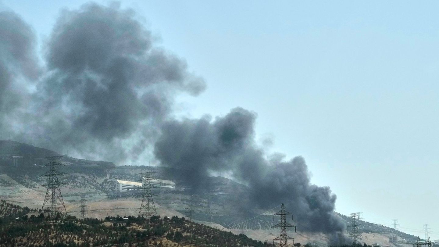 Middle East: Israel attacks rocket systems in Iran