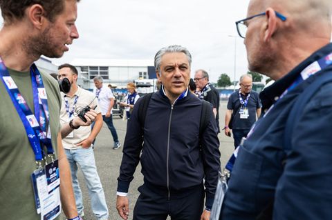 Renault-CEO Luca de Meo (Mitte) beim 24-Stunden-Rennen in Le Mans