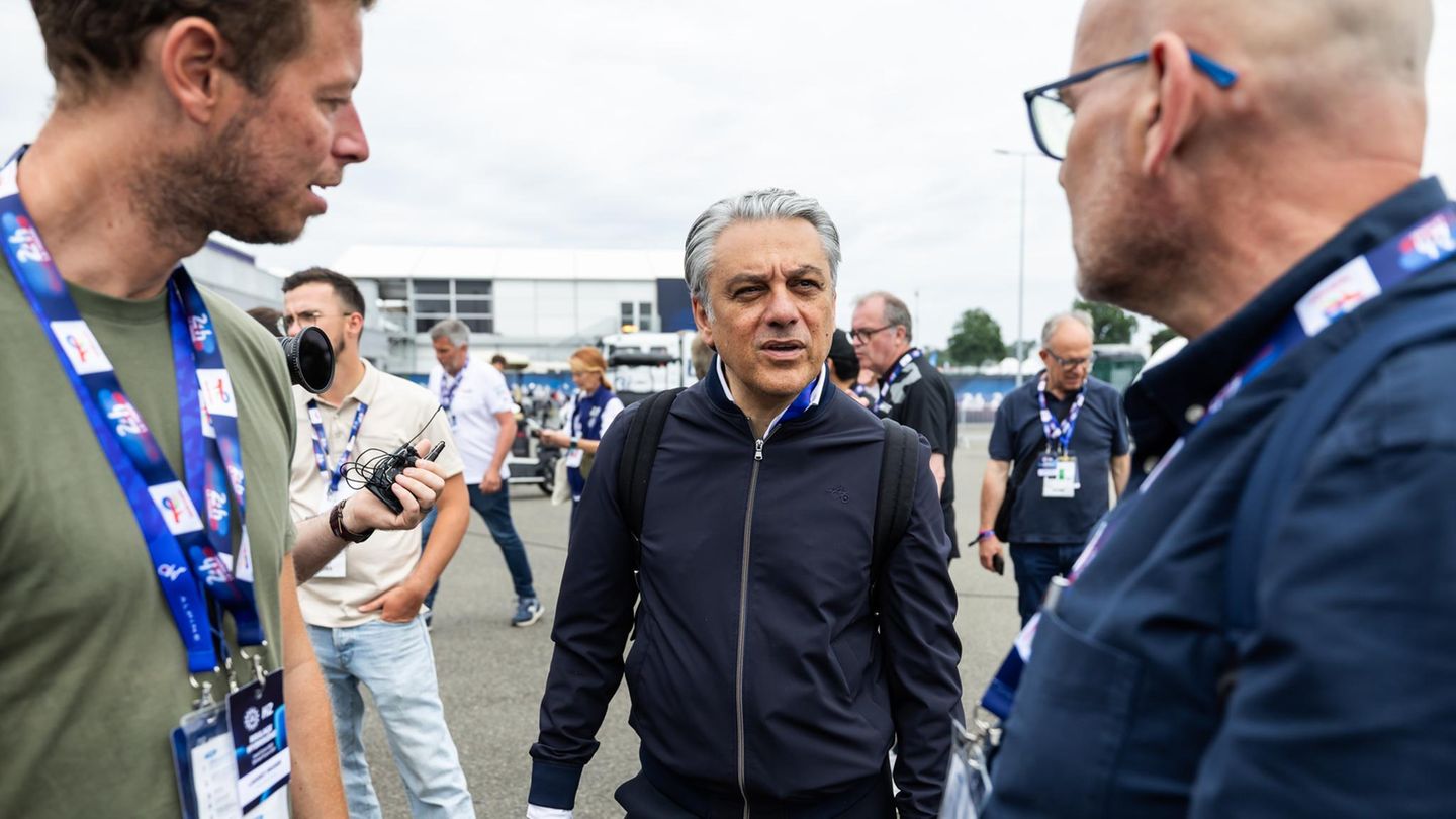 Renault-CEO Luca de Meo (Mitte) beim 24-Stunden-Rennen in Le Mans