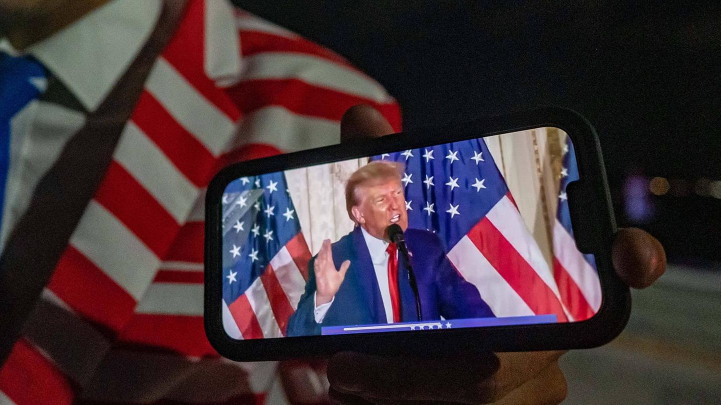 Donald Trump delights his fans with a smartphone plus mobile phone contract