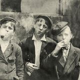 Rauchende Zeitungsjungen in St. Louis, Missouri