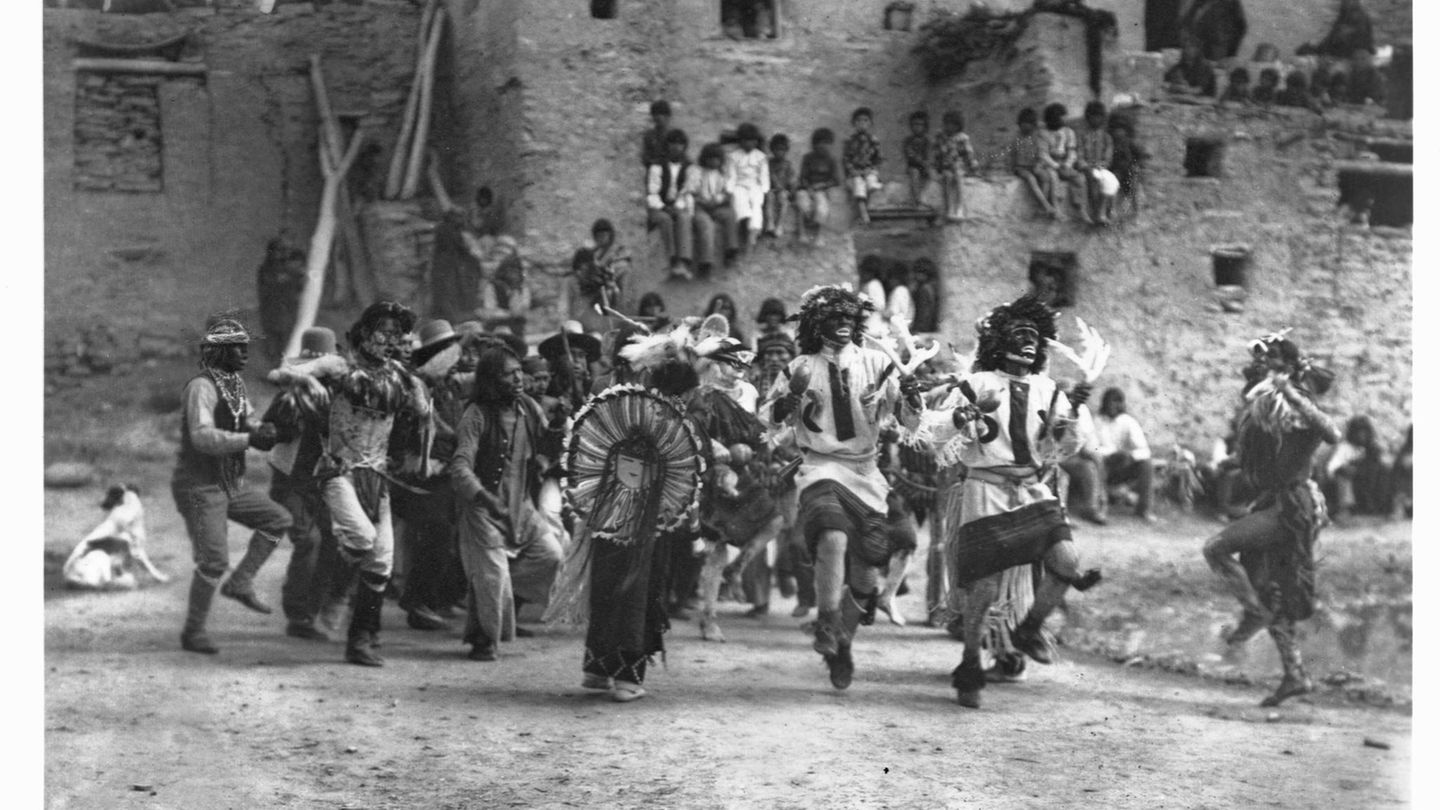 Meskalin: Rituale mit der Kraft des Kaktus Männer in Arizona beim Büffeltanz, 1921