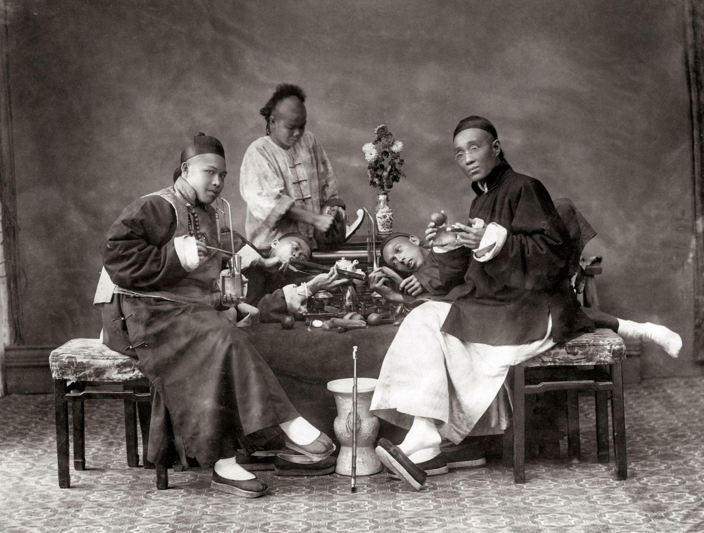 Opium: Der Mohn ist aufgegangen Chinesische Männer rauchen Opium