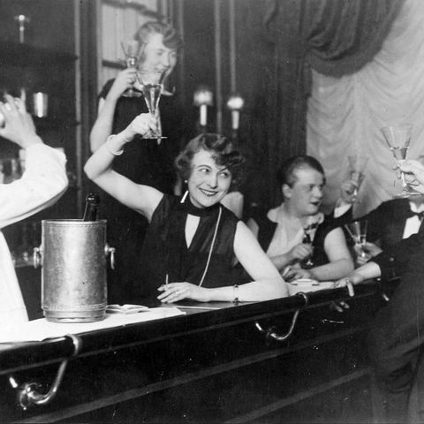Guests at the bar of a bar come with sparkling wine.