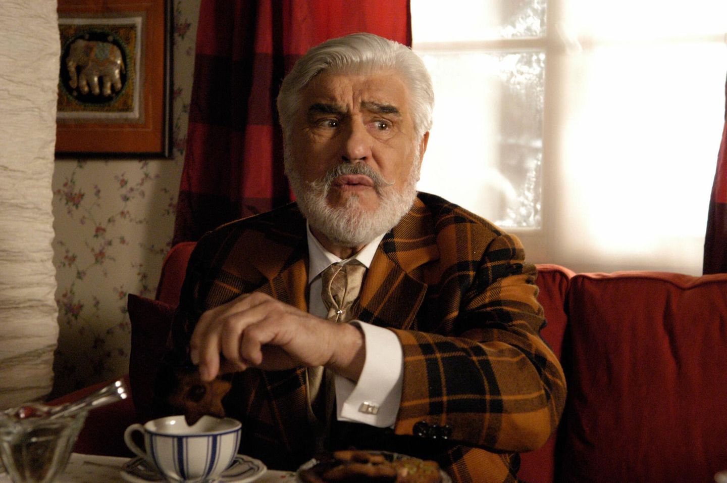 95. Geburtstag: In den Nullerjahren konnte Mario Adorf bereits auf eine 50-jährige Schauspielkarriere zurückblicken. Und er wurde noch immer gebucht. 2005 spielte er in der Weihnachtskomöide "Es ist ein Elch entsprungen". Auch wenn seine Auftritte mittlerweile seltener geworden sind: 20 Jahre später hat er seine Laufbahn noch nicht beendet. Happy Birthday, Mario Adorf! In den Nullerjahren konnte Mario Adorf bereits auf eine 50-jährige Schauspielkarriere zurückblicken. Und er wurde noch immer gebucht. 2005 spielte er in der Weihnachtskomöide "Es ist ein Elch entsprungen". Auch wenn seine Auftritte mittlerweile seltener geworden sind: 20 Jahre später hat er seine Laufbahn noch nicht beendet. Happy Birthday, Mario Adorf!
