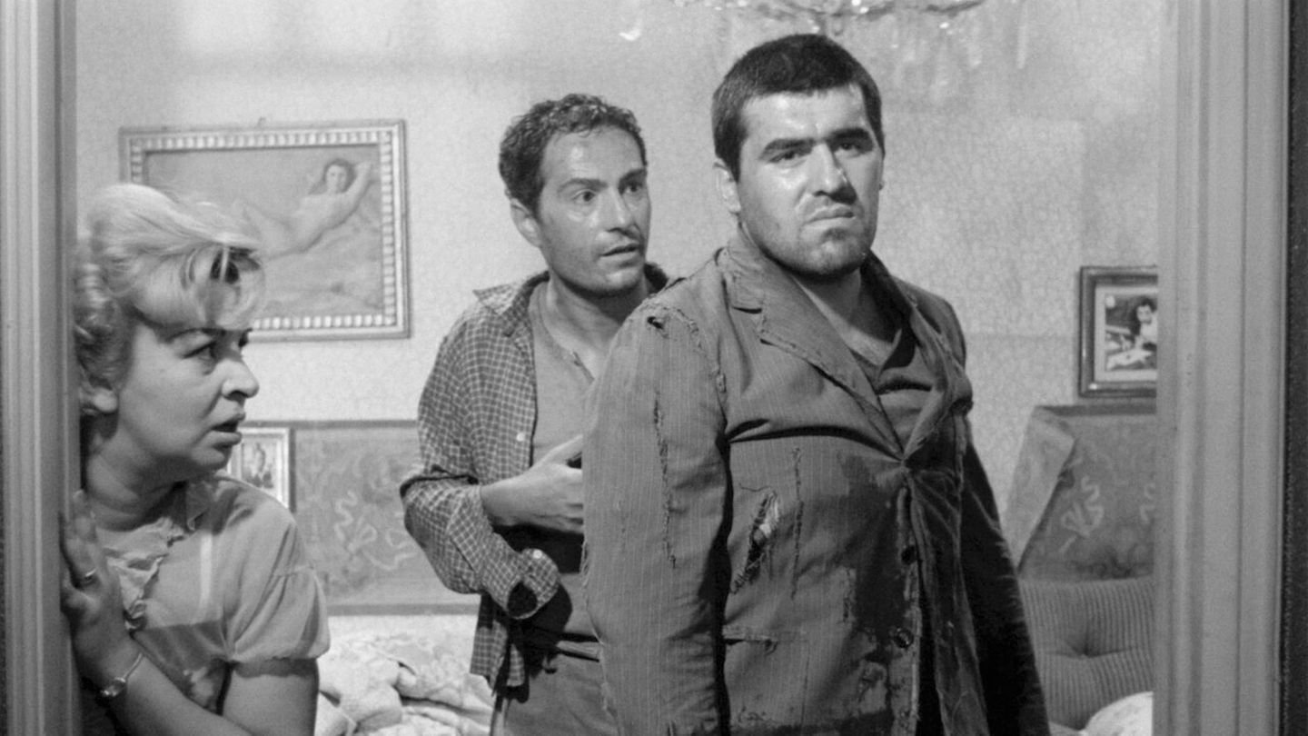 Mario Adorf ist tot. Der Schauspieler starb am 8. April in seiner Pariser Wohnung. Er wurde 95 Jahre alt. Geboren wurde Adorf am 8. September 1930 in Zürich. Die Mutter war Deutsche, der Vater Italiener. In den 50er-Jahren begann er eine Schauspielkarriere und feierte 1957 seinen Durchbruch mit dem Krimi „Nachts, wenn der Teufel kam“. Adorf spielte auch in italienischen Filmen wie der Komödie „Vergewaltigt in Ketten“ aus dem Jahr 1961, aus der dieses Bild stammt.