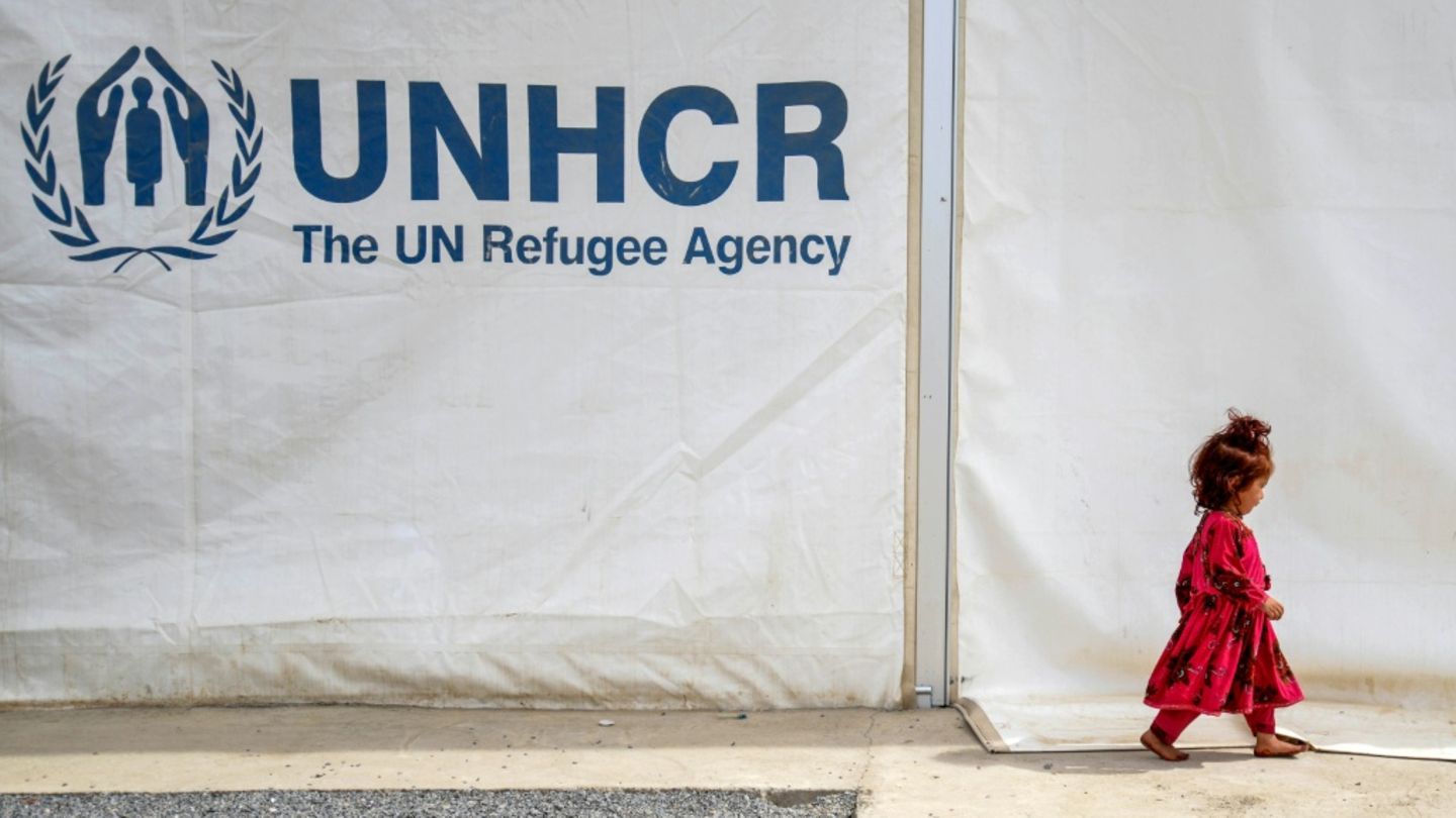 Mädchen vor UNHCR-Zentrum in Afghanistan