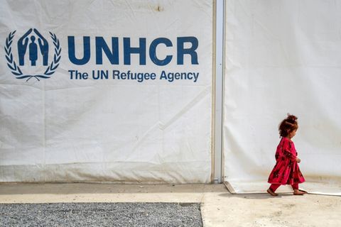 Mädchen vor UNHCR-Zentrum in Afghanistan