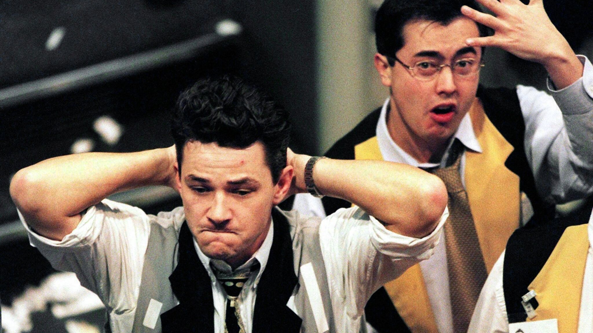 Zwei Händler 1998 an der Terminbörse in Sydney, als die Finanzkrisen in Russland und Asien durchschlugen