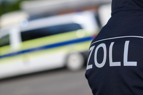 Zoll und Polizei haben Baustellen in der Stadt Frankfurt und am Flughafen kontrolliert. (Symbolfoto) Foto: Julian Stratenschulte