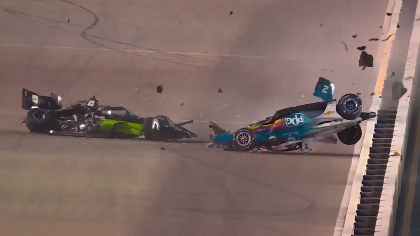 IndyCarでの暴力的なクラッシュ：事故後にレーシングカーが脱落しました