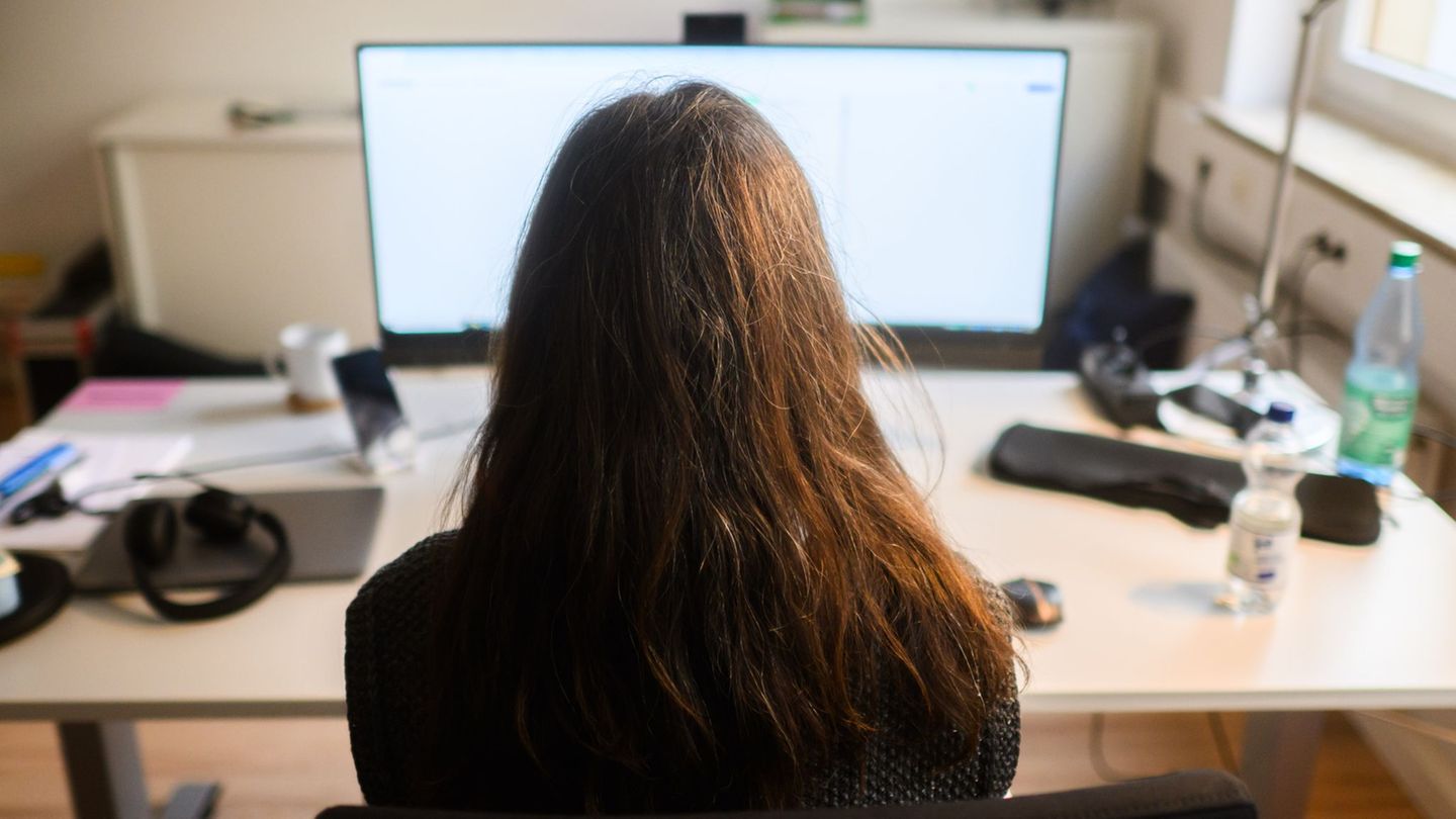 Security first: survey: most importantly crisis -proof job and good salary