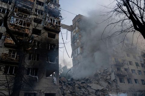 Rauch steigt in Kiew von einem zerstörten Haus nach einem russischen Raketenangriff auf