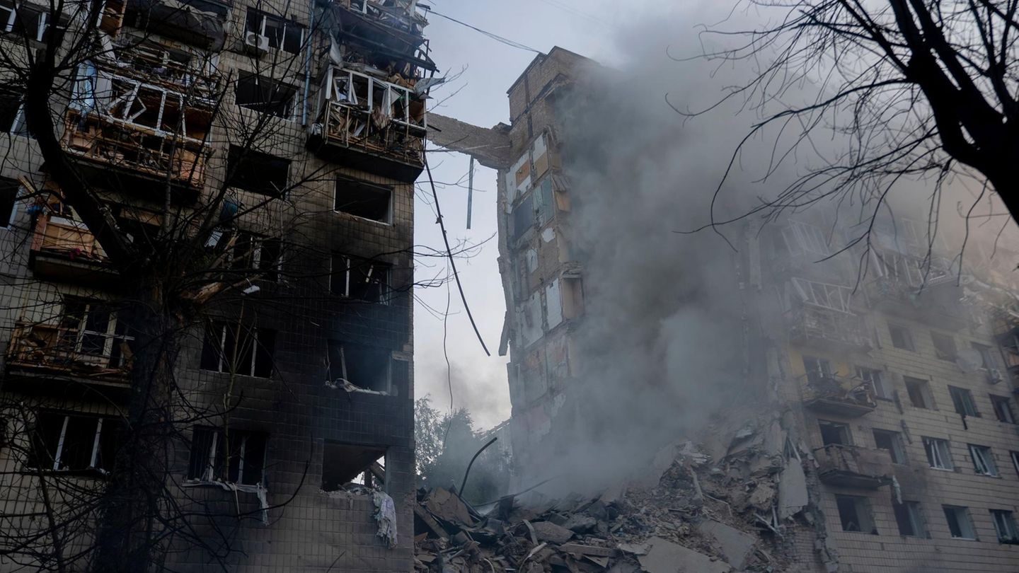 Kyiv: Russian attack kills at least 14 people